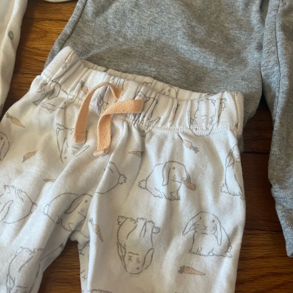 Lot of Gender Neutral Newborn Baby Clothes - Picture 3 of 6